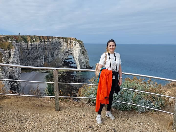 chara travel designer a etretat in francia