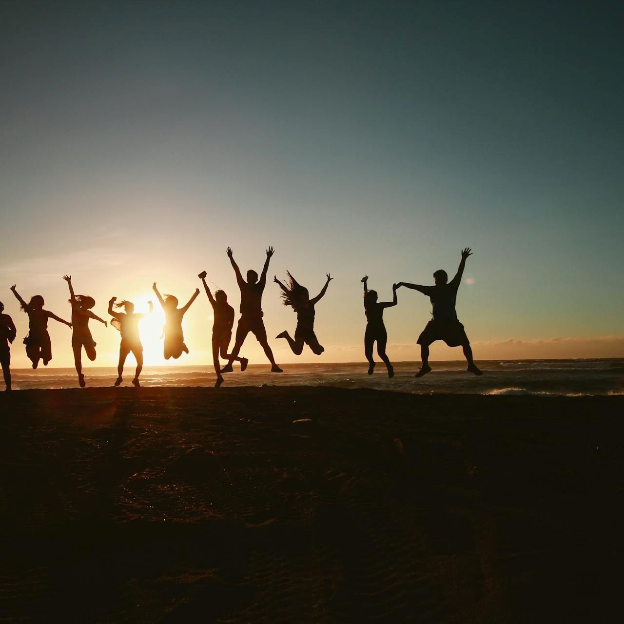 fotografia di un gruppo al tramonto mentre salta in aria